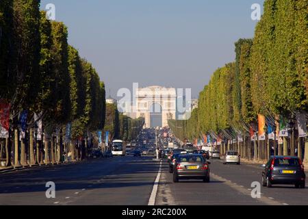 Champs-Elysees e Arc de Triomphe, Parigi, Francia Foto Stock