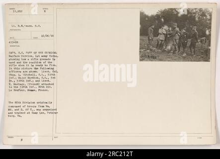 Didascalia: "Il tenente R. W. Gears dimostra l'uso di una granata di fucile, mostrando il capitano E.C. Popp del Chemical Warfare Service, 1st Army Corps, la corretta posizione di tiro. Nell'immagine sono presenti anche il tenente colonnello Cas. L. Mitchell, comandante del 318th Infantry; maggiore Burdick, comandante del 3rd Battalion del 318th Infantry; e tenente E. Mariage (francese), assegnato al 318th Infantry, 80th Division. La foto è stata scattata il 26 ottobre 1918 a le Neufour, Mosa, Francia." Foto Stock