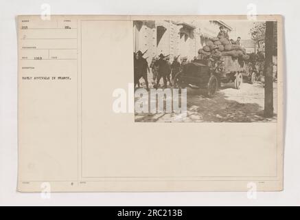 Soldati STATUNITENSI che arrivano in Francia durante la prima guerra mondiale La fotografia mostra un gruppo di soldati che sbarcano da una nave da trasporto su un molo affollato. I soldati possono essere visti portare l'attrezzatura mentre sbarcano, con alcuni in piedi sul molo e altri a piedi verso la riva. Foto Stock