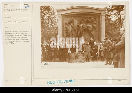 Il maresciallo Joffre e la missione francese assistono all'inaugurazione del monumento Lafayette a New York. Il sindaco John Purroy Mitchel è visto in piedi a sinistra del maresciallo Joffre. La foto è stata scattata nel maggio 1917. Foto Stock