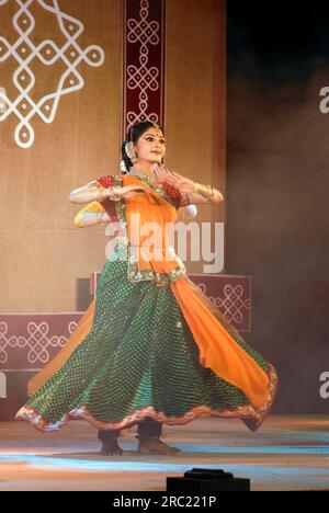 Ballo di Kathak nel festival di Natiyanjali nel tempio di Perur, Tamil Nadu, India Foto Stock