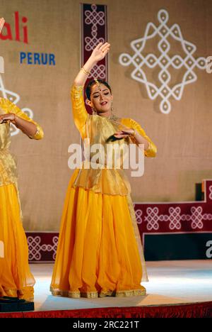 Ballo di Kathak nel festival di Natiyanjali nel tempio di Perur, Tamil Nadu, India Foto Stock