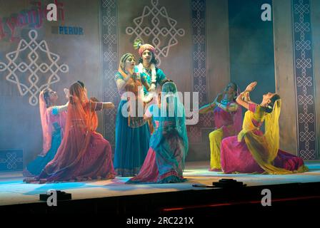 Ballo di Kathak nel festival di Natiyanjali nel tempio di Perur, Tamil Nadu, India Foto Stock