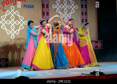 Ballo di Kathak nel festival di Natiyanjali nel tempio di Perur, Tamil Nadu, India Foto Stock