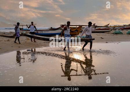 Pescatori al lavoro a Kovalam o sulla spiaggia di Covelong vicino a Chennai, Tamil Nadu, India, Asia Foto Stock