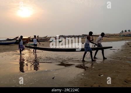 Pescatori al lavoro a Kovalam o sulla spiaggia di Covelong vicino a Chennai, Tamil Nadu, India, Asia Foto Stock