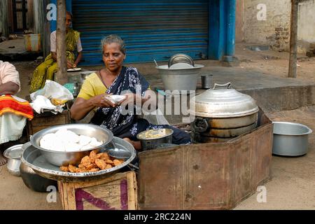 Idily o negozio di torte di riso sulla strada a Kovalam o sulla spiaggia di Covelong vicino a Chennai, Tamil Nadu, India, Asia Foto Stock
