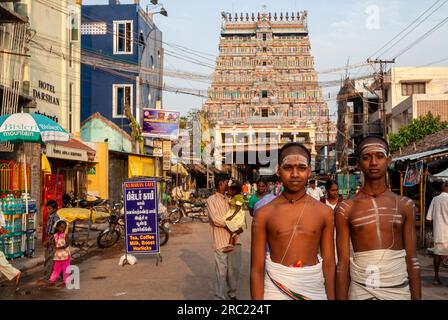 Dikshitar, i sacerdoti del tempio che risiedono a Thillai e gestiscono il tempio Chidambaram Nataraja, Tamil Nadu, India meridionale, Asia Foto Stock