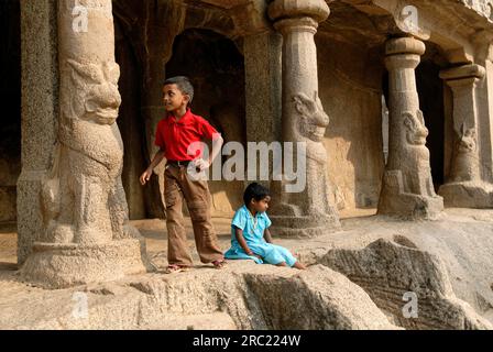 Bhima Ratha ha scolpito templi di roccia Monolith, cinque Ratha, architettura monolitica scavata nella roccia risalente alla fine del VII secolo a Mahabalipuram Foto Stock