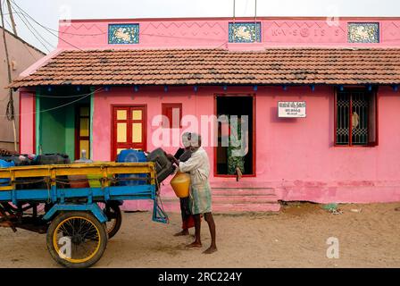 Un uomo che vende acqua potabile in triciclo a Kovalam o sulla spiaggia di Covelong vicino a Chennai, Tamil Nadu, India, Asia Foto Stock