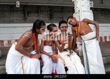 Dikshitar, i sacerdoti del tempio che risiedono a Thillai e gestiscono il tempio Chidambaram Nataraja, Tamil Nadu, India meridionale, Asia Foto Stock