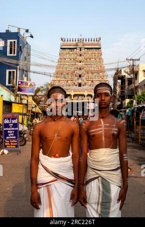 Dikshitar, i sacerdoti del tempio che risiedono a Thillai e gestiscono il tempio Chidambaram Nataraja, Tamil Nadu, India meridionale, Asia Foto Stock