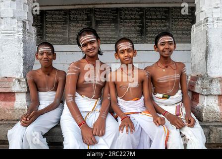 Dikshitar, i sacerdoti del tempio che risiedono a Thillai e gestiscono il tempio Chidambaram Nataraja, Tamil Nadu, India meridionale, Asia Foto Stock