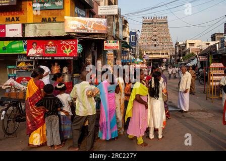 Scena di strada e torre del gopuram orientale del tempio di Nataraja a Chidambaram, Tamil Nadu, India meridionale, Asia Foto Stock