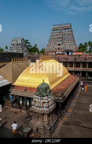 Chit Ambalam con piastrelle dorate e torre occidentale del tempio Thillai Nataraja, uno dei cinque Pancha Bootha Sthalams a Chidambaram, Tamil Nadu, India meridionale Foto Stock