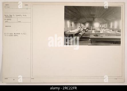 Ray R. Tyrell scattò questa foto il 13 aprile 1919. L'immagine cattura una sala disordinata in cui i Kitchen Patrols (K.PS.) preparano i pasti. L'enfasi è posta sull'attività all'interno della sala disordinata e sulle persone coinvolte nella preparazione degli alimenti. Foto Stock