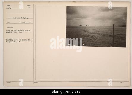 Vista aerea del porto di imbarco a Newport News, Virginia, presa il 1 giugno 1919. L'immagine mostra una vista a nord sul fiume James, con varie attività militari visibili vicino al porto. La fotografia è il numero 53968 della serie Port of embarkation. Foto Stock