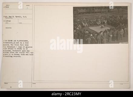 Joe Brown e W. Streibert, entrambi rinomati wrestler, si impegnano in un vero match sul tappeto di wrestling. La prima caduta è vinta da Streibert dopo 25 minuti, mentre la seconda è andata a Brown in soli 19 minuti. Streibert alla fine decide di lasciare il match dopo la seconda caduta e concede la vittoria a Brown. In particolare, entrambi i wrestler hanno avuto notevoli record di wrestling. Foto Stock