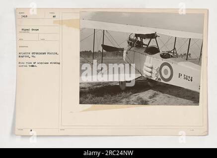 Vista laterale di un aereo presso la Aviation Experiment Station di Hampton, Virginia, durante la prima guerra mondiale. L'aereo è dotato di bombe aeree, come illustrato nell'immagine. Questa fotografia appartiene alla Signal Corps Collection (SUMBER 3402) e fa parte della Photos Reco Collection. È stato preso sul SIMBOLO 18SUED e si trova in OP.5824 a pagina 3824. Foto Stock