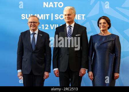 Vilnius, Lituania. 11 luglio 2023. Presidente della Lituania, Gitanas Naus?da e sua moglie Diana Naus?dien? Benvenuto al primo Ministro australiano, Anthony Albanese, che arriva per una cena sociale durante il vertice di alto livello della NATO. Il Presidente della Lituania ospita la cena per i leader mondiali al Palazzo Presidenziale. L'agenda del vertice riguarda l'offerta dell'Ucraina di aderire all'organizzazione, il processo di adesione della Svezia, il potenziamento delle scorte di armi e la revisione dei piani. Credito: SOPA Images Limited/Alamy Live News Foto Stock