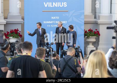 Vilnius, Lituania. 11 luglio 2023. Il primo ministro dei Paesi Bassi Mark Rutte viene ricevuto dal presidente della Lituania Gitanas Nauseda e da sua moglie Diana Nausediene per la cena in un vertice del capo degli stati dell'alleanza militare NATO (North Atlantic Treaty Organization), martedì 11 luglio 2023, a Vilnius. BELGA PHOTO POOL NICOLAS MAETERLINCK credito: Belga News Agency/Alamy Live News Foto Stock