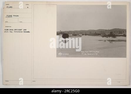 Officers' Row a Fort Jay su Governors Island, visto dal punto di vista del Signal Corps. Questa fotografia è etichettata come numero 67.885 e mostra una vista panoramica dell'isola con le file degli alloggi degli ufficiali in primo piano. L'immagine è stata scattata con il simbolo emesso del Signal Corps. Foto Stock