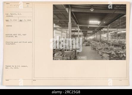 Soldati nell'officina di Camp Holabird, MD, che lavorano sugli ingranaggi dello sterzo e sugli assali anteriori dei veicoli militari. Questa foto è stata scattata il 2 marzo 1919 da un fotografo ufficiale degli Stati Uniti. Le informazioni sulla didascalia sono state approvate dal M.I.D. censor il 10 marzo 1919. Foto Stock