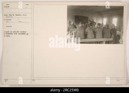 Una lezione di geologia in un luogo non identificato durante la prima guerra mondiale La fotografia mostra il professor Carl Elschner al Consiglio, che insegna l'argomento. Il sergente Ray R. Tyrell, S.C., ha scattato la foto. L'immagine è stata scattata il 13 aprile 1919 e successivamente pubblicata il 3 marzo. Foto Stock