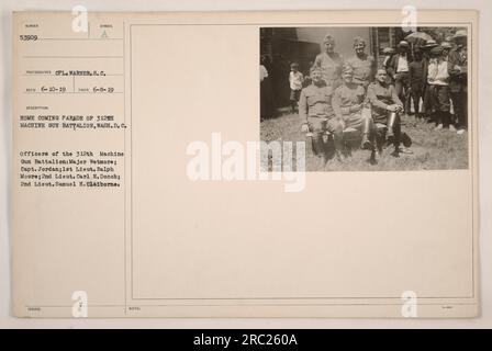 Parata del 312th Machine Gun Battalion a Washington D.C. Questa foto mostra gli ufficiali del battaglione tra cui il maggiore Wetmore, il capitano Jordan, il tenente Ralph Moore, il tenente Carl H. Donch e il tenente Samuel H. Claiborne. La foto è stata scattata l'8 giugno 1919 dalla CPL Warner. Foto Stock