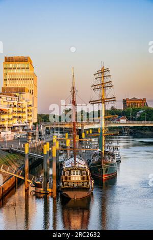 Brema e il fiume Wesser con una luna piena che sorge sopra la città. Foto scattata il 2 giugno 2023, Brema o la città anseatica libera dello stato tedesco di Foto Stock