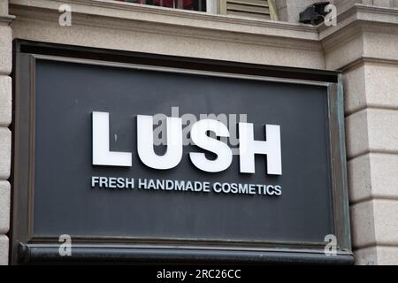 Milano , Italia - 07 10 2023 : Lush Fresh Handmade Cosmetics logo text shop sign brand on facade wall of City store Foto Stock