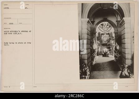 Il funerale del maggiore Mitchell, tenutosi a New York nel 1919, al Municipio. La foto mostra il suo corpo in stato. Foto Stock