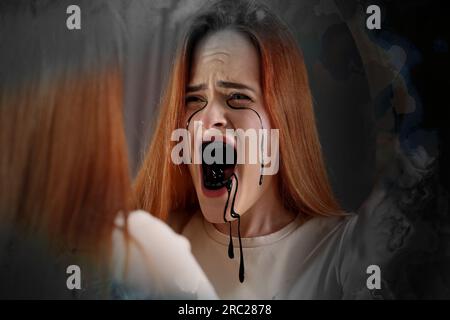 Soffre di allucinazioni. Donna che vede se stessa con fluido nero che fuoriesce dagli occhi e bocca storta Foto Stock