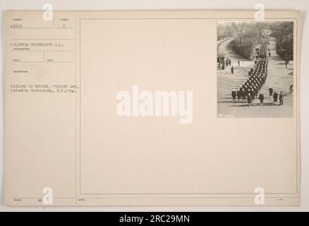 I marinai che partecipano a una parata di revisione il giorno della Vittoria alla Columbia University di New York City. La fotografia è stata scattata da un fotografo della Columbia University, con un simbolo di 46870. Questa immagine cattura l'atmosfera celebrativa dell'evento. Foto Stock