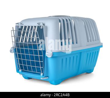 Trasportino per animali di colore azzurro isolato su bianco Foto Stock