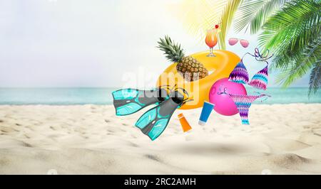 Ananas, cocktail e accessori da spiaggia che volano sulla spiaggia sabbiosa. Design banner con spazio per il testo Foto Stock