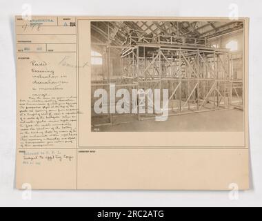 Gli uomini vengono visti ricevere istruzioni durante l'addestramento radiofonico durante la prima guerra mondiale. Da un aereo guardano in basso una replica in miniatura di un settore di battaglia. I cadetti utilizzano strumenti radio per riferire sulla posizione dei burstings delle batterie in base ai segnali di un direttore sul campo. Foto Stock
