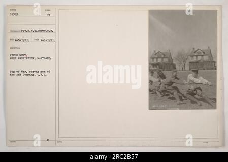 Soldati della 2nd Company, C.A.C., che partecipano ad un evento di tiro alla fune durante un incontro sul campo a Fort Washington, Maryland. Questa foto è stata scattata da Pvt. H.T. Garrett il 1 aprile 1920. È un'immagine ufficiale, recante il numero 67993 e la foto del simbolo Foto Stock