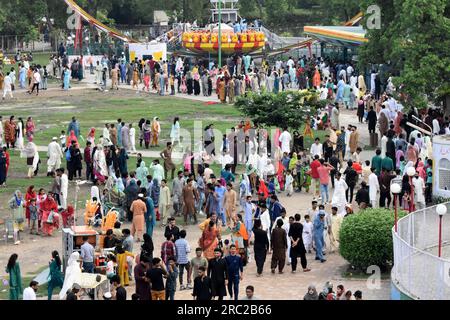 Lahore, Pakistan. 11 luglio 2023. La gente visita un parco a Lahore, Pakistan, l'11 luglio 2023. PER ANDARE CON "la gestione della popolazione chiave per lo sviluppo socioeconomico: PM pakistano" credito: Sajjad/Xinhua/Alamy Live News Foto Stock