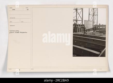 I lavoratori dei cantieri navali di Staten Island durante la prima guerra mondiale L'industria cantieristica navale fu cruciale per lo sforzo bellico in quanto produsse le navi necessarie per il trasporto e la guerra navale. Foto Stock