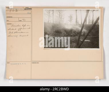 Allievi ufficiali a Fort Sheridan in addestramento per la costruzione di trincee. La foto mostra l'uso di una mensola di cottura nella costruzione di una trincea. Scattata nel gennaio del 1917, l'immagine fa parte di una serie che documenta la vita e le attività durante la prima guerra mondiale Foto Stock