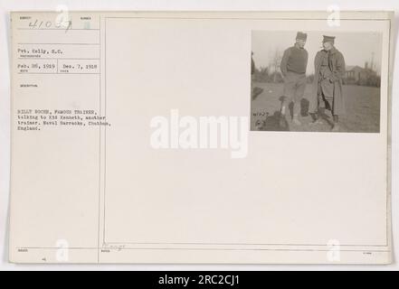 Pvt. Kelly, S.C., ha scattato questa foto il 26 febbraio 1919, presso la caserma navale di Chatham, in Inghilterra. L'immagine mostra Billy Roche, un rinomato allenatore, impegnato in una conversazione con Kid Kenneth, un altro allenatore. La descrizione e i dettagli della fotografia derivano dal RECO (record of Experience and Condition) e alla fotografia viene assegnato il numero 41037. Foto Stock