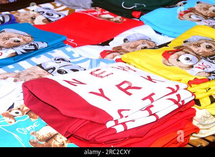 T-shirt per bambini in vendita nel centro di Bangkok, Thailandia, Sud-Est asiatico Foto Stock