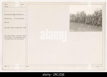 Il maggior generale o'Ryan che infrange medaglie sulle camicette dei soldati decorati, seguito dal maggiore generale Barry durante la Sumber Welcome Home Parade a New York. Questa foto è stata scattata il 23 marzo 1919. Foto Stock