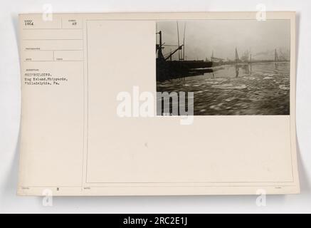 Questa è una fotografia delle attività di costruzione navale presso i cantieri navali Hog Island a Philadelphia, Pennsylvania durante la prima guerra mondiale. L'immagine cattura la costruzione di una nave, visualizzando la scala e la grandezza del processo di costruzione navale. Questa fotografia fa parte della serie 111-SC-1864, scattata da un fotografo sconosciuto. Foto Stock