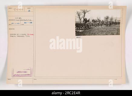 Soldati dell'esercito degli Stati Uniti che si riposano durante una marcia a St. Ouen, Francia nel febbraio 1918. Fotografata da Q.M. Sgt. Caverly, questa immagine fa parte della collezione di attività militari americane durante la prima guerra mondiale. Foto Stock