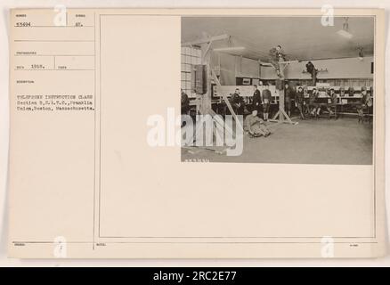 I soldati ricevettero istruzioni sulle operazioni telefoniche in una classe a Franklin Union, Boston, Massachusetts durante la prima guerra mondiale La foto è stata scattata nel 1918 e fa parte della collezione delle attività militari americane durante la guerra. Foto Stock