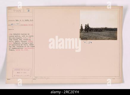 16th Infantry passando in rassegna con il maggior generale Liggett, CO 1st Army Corps, il generale Pershing, il segretario Baker e il colonnello Hines. La foto è stata scattata durante un'ispezione delle linee di comunicazione a Gondrecourt, in Francia, il 20 marzo 1918. Censurato e pubblicato il 2 maggio 1918 da The War Collsue Div. Foto Stock