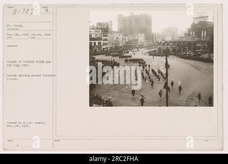 Soldati che partecipano alla Parade of Victory Fleet a New York. La parata sta passando intorno a Columbus Circle. La foto è stata scattata il 26 dicembre 1918 ed è stata autorizzata dal M.I.D. censor il 28 dicembre 1918. Foto Stock