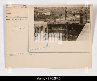 Un Marine degli Stati Uniti sta di guardia in una chiusa del canale vicino a un campo di addestramento durante la prima guerra mondiale in Francia. Questa fotografia mostra l'importanza del trasporto per i militari e la protezione vigile fornita dalle guardie armate. L'immagine può essere datata al 1° gennaio 1918. Foto Stock